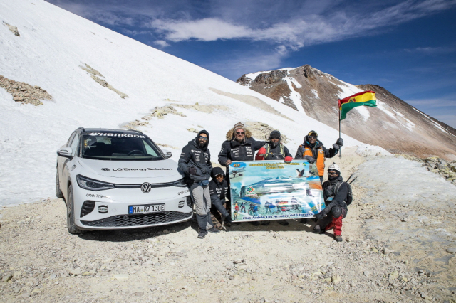 ‘챌린지4’팀이 18일(현지 시간) 폭스바겐 ID.4 GTX를 타고 볼리비아 휴화산 우투런쿠산을 주행하는 데 성공한 뒤 기뻐하고 있다.