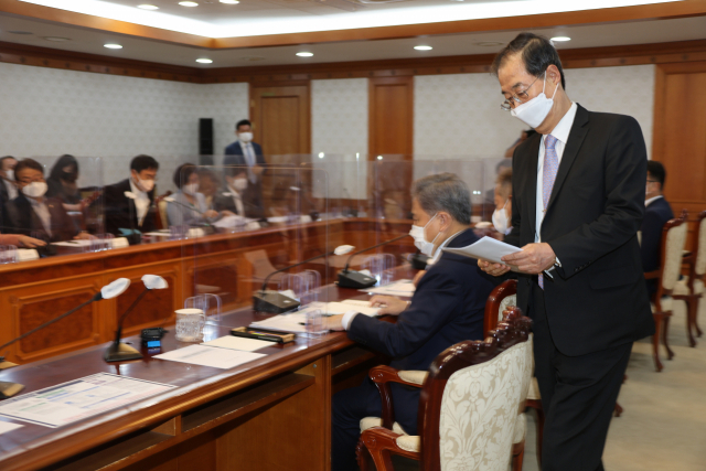 한덕수 국무총리가 24일 정부서울청사에서 열린 규제혁신 장관회의에 참석하고 있다. /연합뉴스