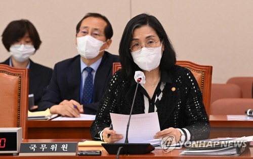 김현숙 여성가족부 장관(오른쪽)과 이기순 차관이 20일 서울 여의도 국회에서 열린 여성가족위원회 전체회의에서 의원들의 질의에 답하고 있다. 국회사진기자단