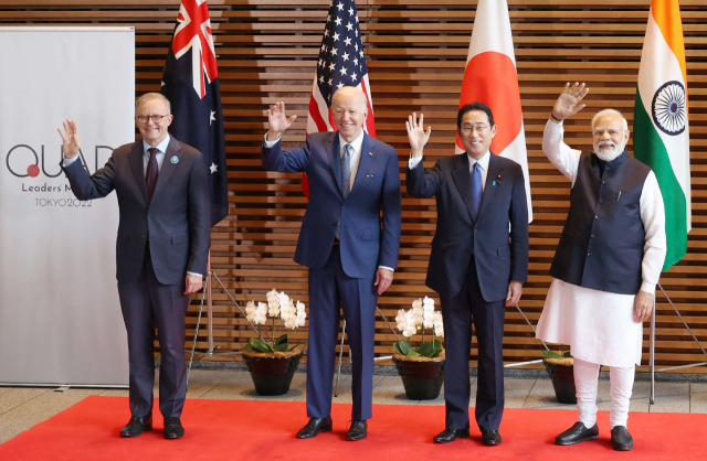 앤서니 앨버리지(왼쪽부터) 호주 총리, 조 바이든 미 대통령, 기시다 후미오 일본 총리, 나렌드라 모디 인도 총리가 24일 도쿄에서 열린 쿼드(QUAD) 정상회담에서 손을 흔들고 있다. AFP연합뉴스