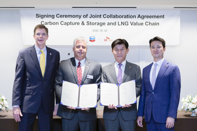 추형욱(오른쪽) SK E&S 사장과 존 킨(왼쪽) 셰브런 총괄사장이 24일 대구에서 업무협약을 맺고 있다.