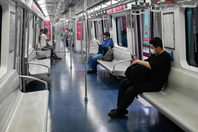 베이징 시민들이 24일 재택근무가 확산돼 승객이 줄어든 지하철을 타고 출근하고 있다. AFP연합