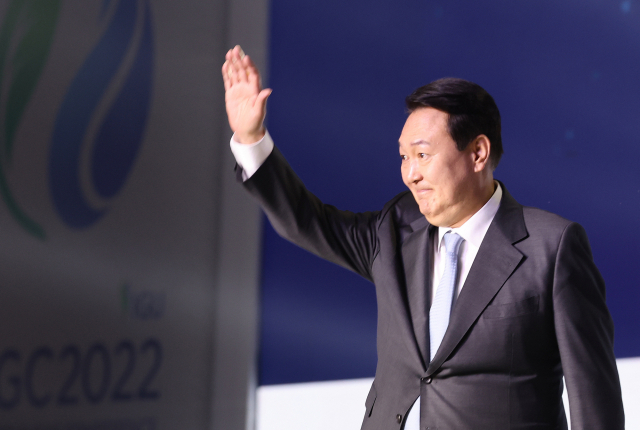 윤석열 대통령이 24일 대구 엑스코에서 열린 2022대구세계가스총회(WGC)에서 축사를 마친 뒤 인사하고 있다. 연합뉴스