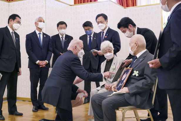 23일 조 바이든 미 대통령이 기시다 후미오 일본 총리와 함께 북한에 의한 납북 피해자 가족들을 만나 직접 무릎을 꿇고 인사를 나눴다. 교도연합뉴스