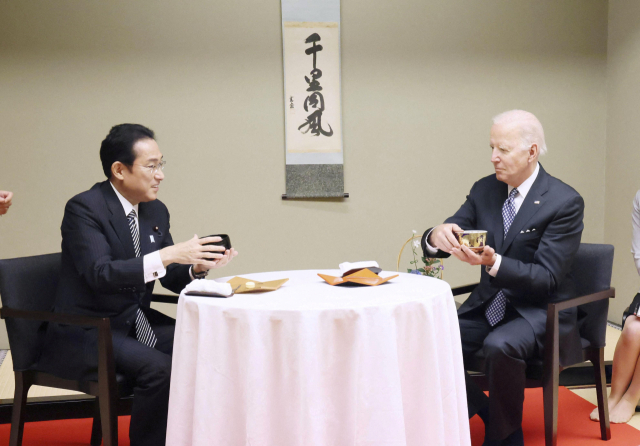 23일 만찬자리에서 조 바이든 미 대통령이 기시다 후미오 일본총리와 전통 다도 체험을 하고 있다. 교도연합뉴스