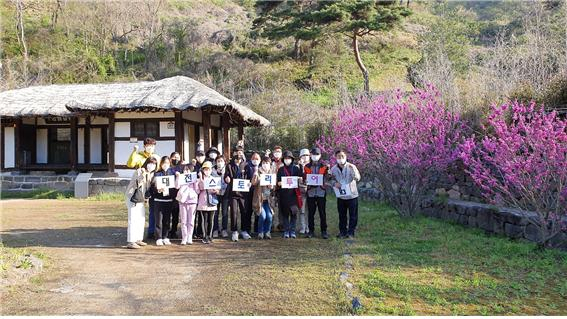 숨겨진 지역 관광자원을 찾아가는 대전시의 이색 여행 프로그램 ‘스토리 투어’ 참가자들이 미션을 모두 종료한 후 파이팅을 외치고 있다. 사진 제공=대전시