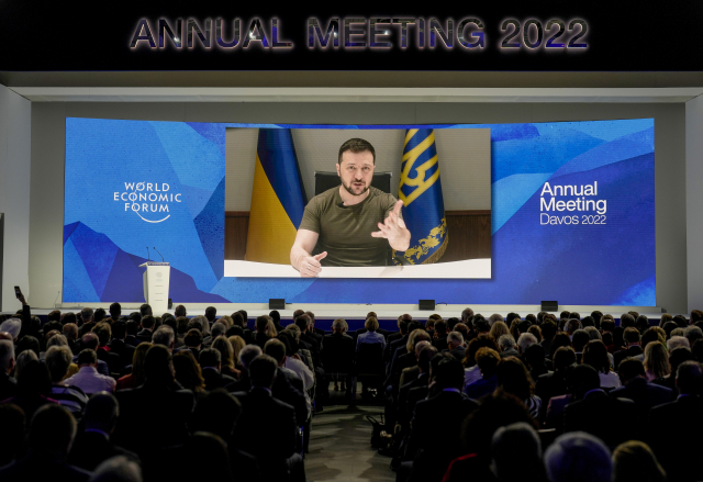 볼로디미르 젤렌스키 우크라이나 대통령이 23일(현지 시간) 세계경제포럼(WEF)에서 연설하고 있다.AP연합뉴스