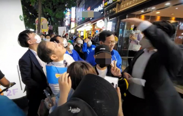 지난 20일 거리 유세 중 철제 그릇이 날아오자 이재명 더불어민주당 후보와 보좌진, 시민들이 그릇이 날아온 방향을 바라보고 있다. 유튜브 캡처