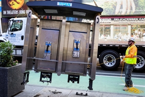 [사진] 美 뉴욕서 철거되는 '마지막 공중전화'