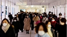 일본 도쿄에서 시민들이 마스크를 낀 채 걷고 있다. 닛케이아시아 캡처