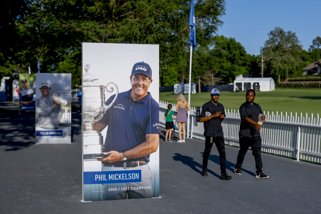 올해 PGA 챔피언십 대회장을 장식한 필 미컬슨의 포스터. 디펜딩 챔피언이지만 출전하지 않았다. 미컬슨은 사우디 슈퍼 골프리그로 마음이 기운 상태다. EPA연합뉴스