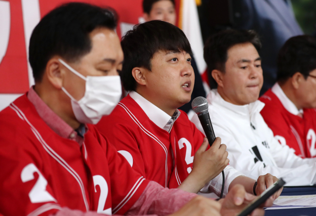 이준석 국민의힘 대표가 25일 충남 천안시 김태흠 충남도지사 후보 선거 사무소에서 열린 당 중앙선거대책위원회의에서 발언하고 있다. / 연합뉴스