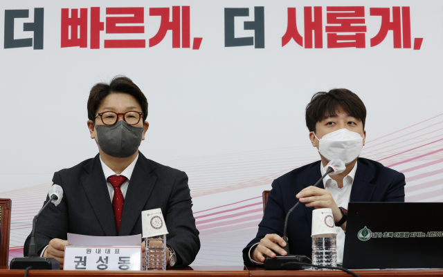 국민의힘 이준석 대표(오른쪽)와 권성동 원내대표가 지난달 28일 국회에서 열린 최고위원회의에서 발언하고 있다. 국회사진기자단