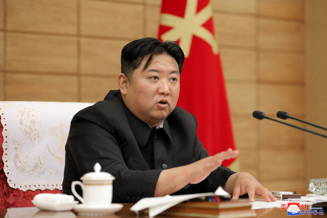 김정은 북한 국무위원장은 21일 당 정치국 협의회를 열고 코로나19 확산 상황이 안정적으로 관리되고 있다고 평가했다./연합뉴스