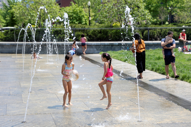 미국 동부 지역에 강력한 더위가 찾아온 가운데 메사추세츠주 보스턴의 노스엔드공원의 분수대에서 22일(현지시간) 아이들이 수영복을 입고 나와 물놀이를 하고 있다. 로이터연합뉴스