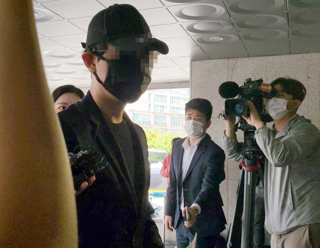 인터넷방송 BJ A 씨가 16일 오전 서울 성동경찰서에 경찰 조사를 받기 위해 출석하고 있다. A 씨는 테라폼랩스 권도형 대표 자택에 찾아가 주거침입 혐의를 받는다. 연합뉴스
