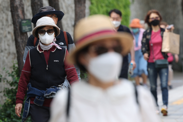 다소 더운 날씨를 보인 19일 오후 서울 종로구 안국동 인근에서 시민들이 모자와 선글라스로 자외선을 차단하고 있다. 연합뉴스