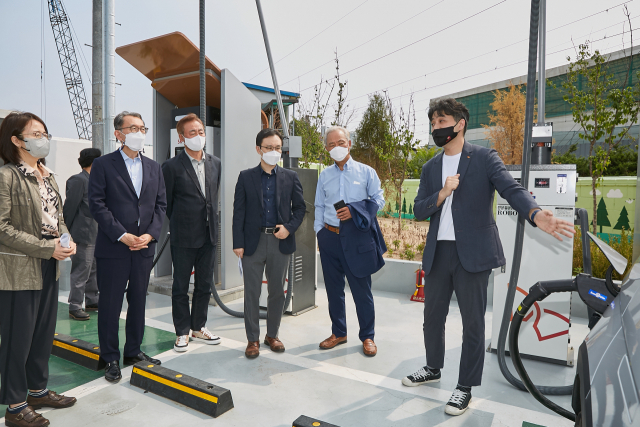 김종훈(왼쪽 다섯 번째) 이사회 의장 등 SK이노베이션 이사들이 25일 SK박미주유소를 방문해 ‘에너지 슈퍼스테이션’에 대한 설명을 듣고 있다. 사진 제공=SK이노베이션