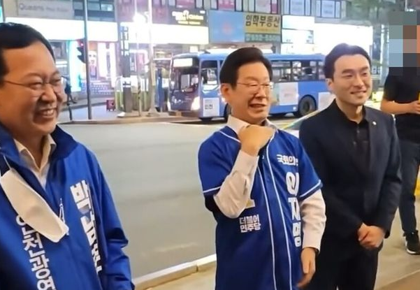이재명 더불어민주당 인천 계양을 보궐선거 후보가 유세 현장에서 손으로 자신의 목을 긋는 동작을 하며 