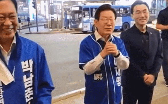 이재명 더불어민주당 인천 계양을 보궐선거 후보가 유세 현장에서 손으로 자신의 목을 긋는 동작을 하며 