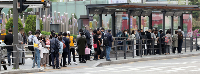 지난달 21일 오전 서울역 택시승강장에서 시민들이 택시를 기다리고 있다. 연합뉴스