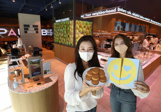 경기도 성남시 판교에 문을 연 ‘랩 오브 파리바게뜨’ 매장에서 모델들이 제품을 소개하고 있다. 사진 제공= 파리바게뜨