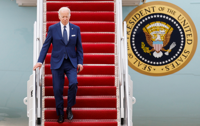 조 바이든 미국 대통령(79)이 24일(현지시간) 5일간의 한국과 일본 순방 일정을 마무리하고 메릴랜드주 앤드루스 공군기지에 도착해 대통령 전용기(에어포스원)에서 내리고 있다. 연합뉴스
