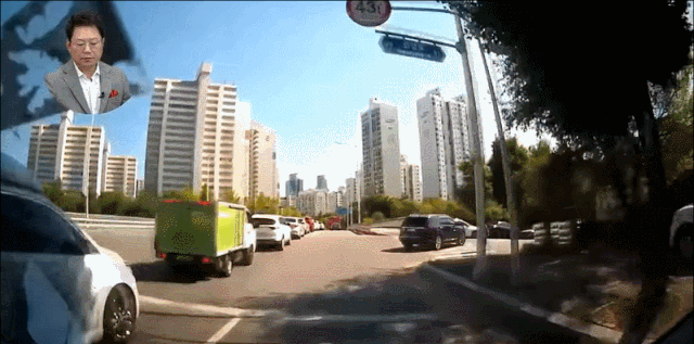 정체 도로에서 갑자기 튀어나온 오토바이와 충돌하는 차량의 모습. 유튜브 채널 ‘한문철TV’ 캡처