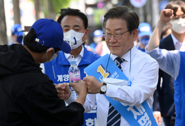 이재명 더불어민주당 총괄선거대책위원장이 지난 20일 인천 계양구 귤현동 일대를 돌며 시민들에게 지지를 당부하고 있다. / 연합뉴스