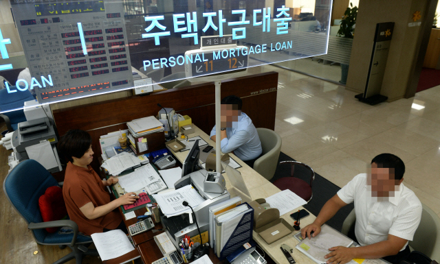 서울 영등포구 여의도의 한 시중은행 영업부 주택담보대출 창구에서 고객들이 상담을 받고 있다. 서울경제DB