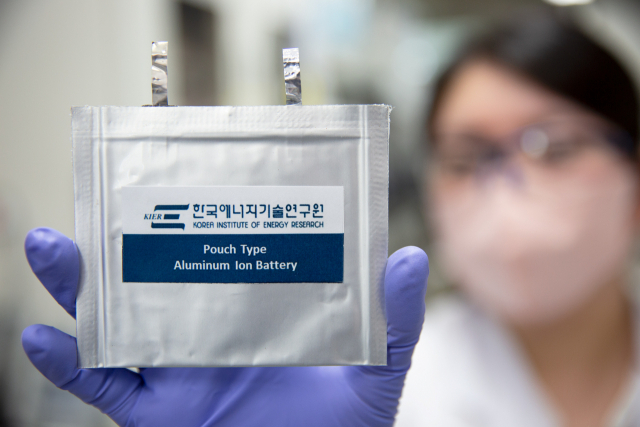 공동 연구팀이 개발한 초고속 충전 가능한 알루미늄 이온 배터리 파우치 셀. 사진제공=한국에너지기술연구원