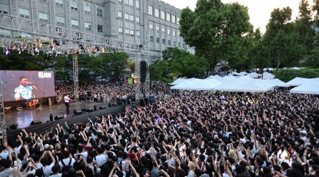 3년 만에 돌아온 대면 축제로 최근 서울 대학가가 들썩이고 있다. 연합뉴스