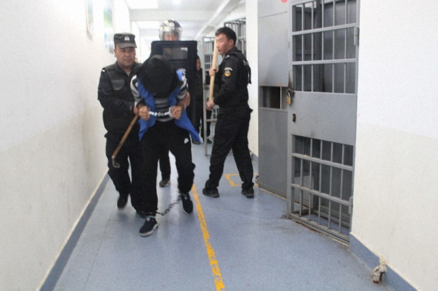 신장 수용소 내부로 추정되는 사진. 마이니치신문 캡처