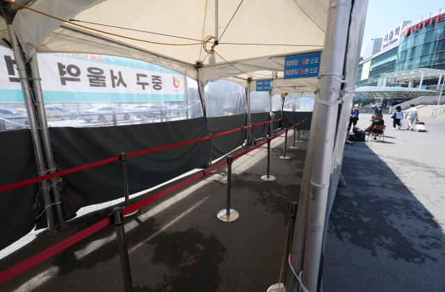 24일 서울역광장에 마련된 코로나19 선별검사소가 한산한 모습이다. 연합뉴스