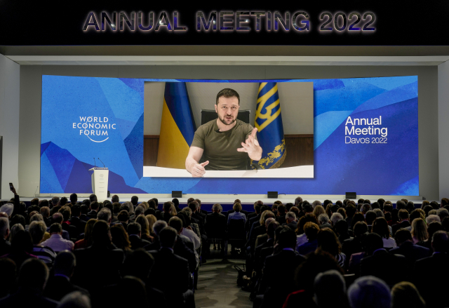 스위스 다보스에서 열린 세계경제포럼에서 볼로디미르 젤렌스키 우크라이나 대통령이 23일(현지시간) 연설을 하고 있다. AP연합뉴스