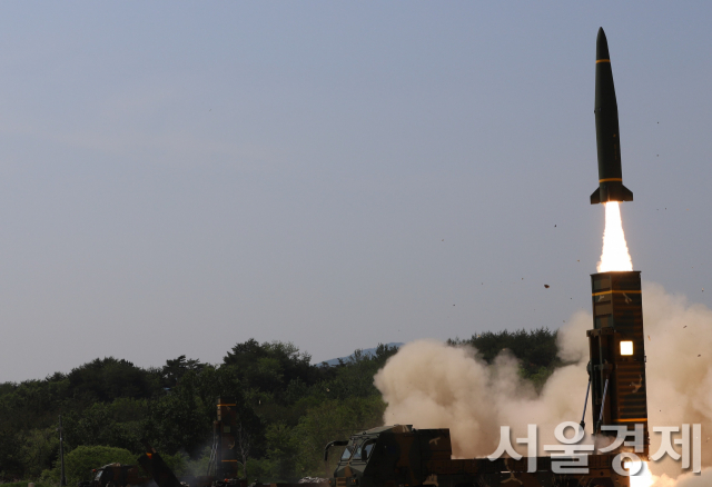 우리 군의 현무2 미사일이 25일 오전 북한의 탄도미사일 도발에 대응해 발사되고 있다. 사진 제공=합참