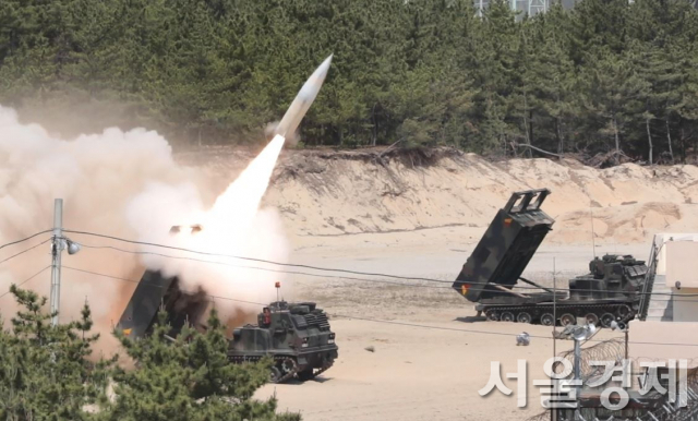 주한 미군이 ATACMS 미사일을 25일 북한의 탄도미사일 도발에 대응해 발사하는 모습. 사진 제공=합참