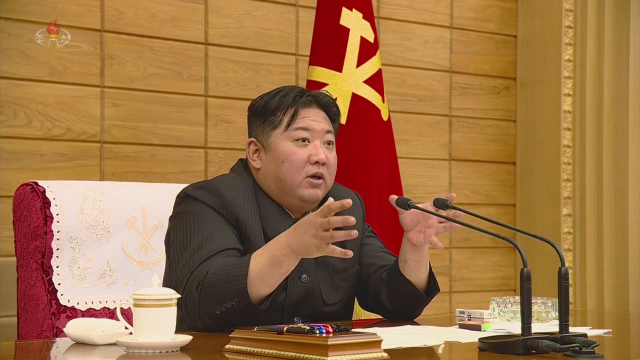 김정은 북한 국무위원장이 지난 21일 당 정치국 협의회를 열고 코로나19 확산 상황이 안정적으로 관리되고 있다고 평가했다./연합뉴스