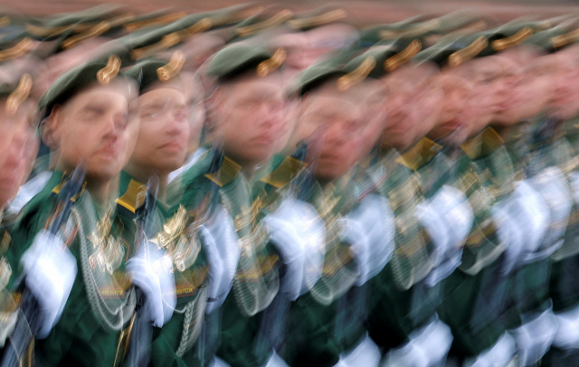 5월 9일 러시아 모스크바에서 열린 전승기념일 행사에서 행진하는 러시아 군인들. 로이터연합뉴스