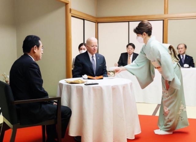 기시다 유코(오른쪽) 일본 총리 부인이 23일 오후 도쿄 고급 연회시설 핫포엔에서 방일한 조 바이든(가운데) 미국 대통령에게 차를 대접하고 있다. 일본 내각 홍보실