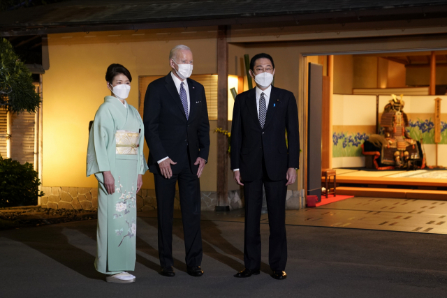 조 바이든(가운데) 미국 대통령과 기시다 후미오(오른쪽) 일본 총리가 23일 오후 만찬을 가진 가운데 기시다 유코 여사도 만찬장에 모습을 드러냈다. AP연합뉴스