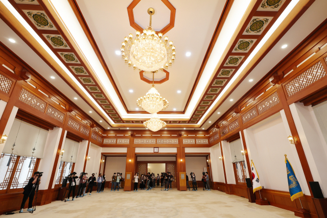 오늘부터 청와대 내부 공개…대통령 집무실·침실도 열린다