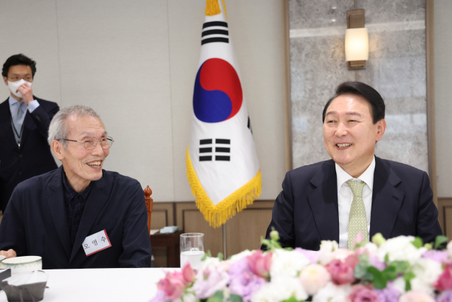 윤석열 대통령이 25일 서울 용산 대통령실 청사에서 국민희망대표 초청 대통령 취임 기념 시계 증정식을 마친 뒤 배우 오영수씨 등 참석자들과 오찬을 하고 있다. 사진제공=대통령실