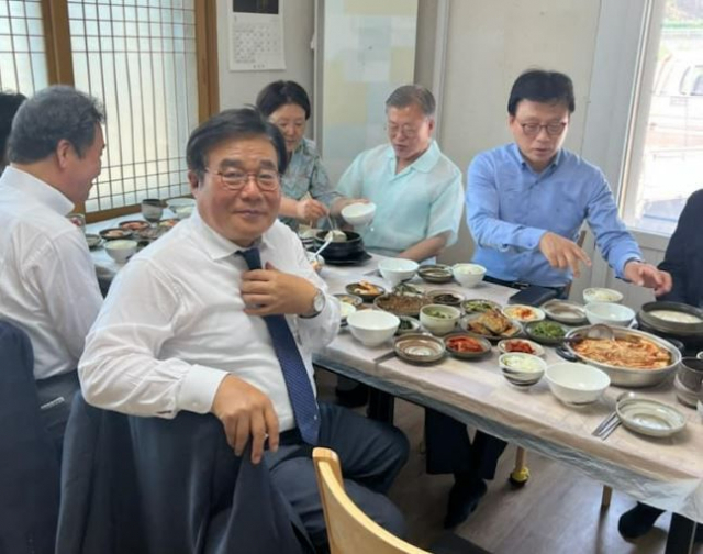 文 만난 이낙연 '마을식당서 점심…美 출국 보고도'