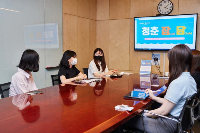 HDC현대산업개발 직원이 ‘청춘잡(job)담(talk)’ 프로그램에 참여한 청년들에게 직무 멘토링을 하고 있다./HDC현산