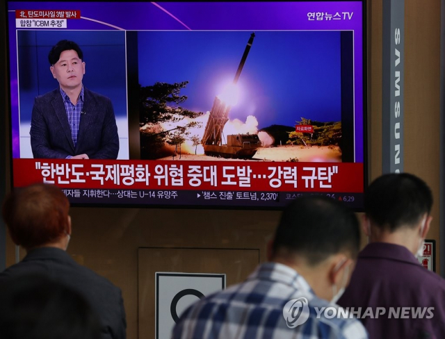 25일 서울역에서 시민들이 북한 미사일 발사 관련 뉴스를 보고 있다./연합뉴스