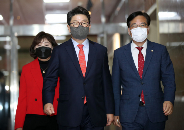 권성동 국민의힘 원내대표(가운데)가 26일 오후 박병석 국회의장과 면담을 하기 위해 의장실로 향하고 있다. 성형주 기자
