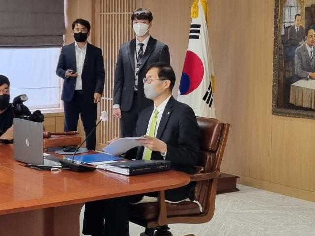 이창용 한국은행 총재가 26일 열린 금융통화위원회 통화정책방향 결정회의에 참석해 착석했다. 조지원 기자