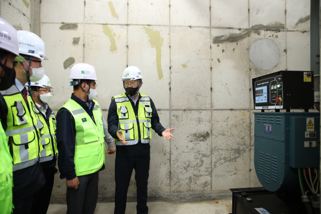 김현준 LH사장(오른쪽 첫 번째)이 북인천 지하차도 기계실 배수펌프를 점검하는 모습. /사진제공=LH