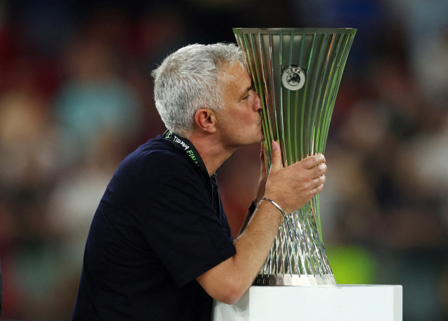 조제 모리뉴 감독이 AS로마에 유로파 콘퍼런스리그 우승컵을 안겼다. 로이터연합뉴스